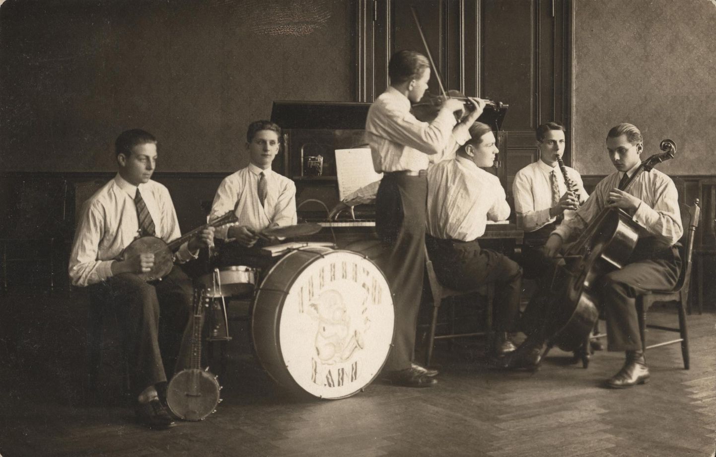 Viljandi gümnaasiumipoiste orkester 1920. aastatel. Vasakult esimene on John Pori, viiuliga Helmut Anderson.