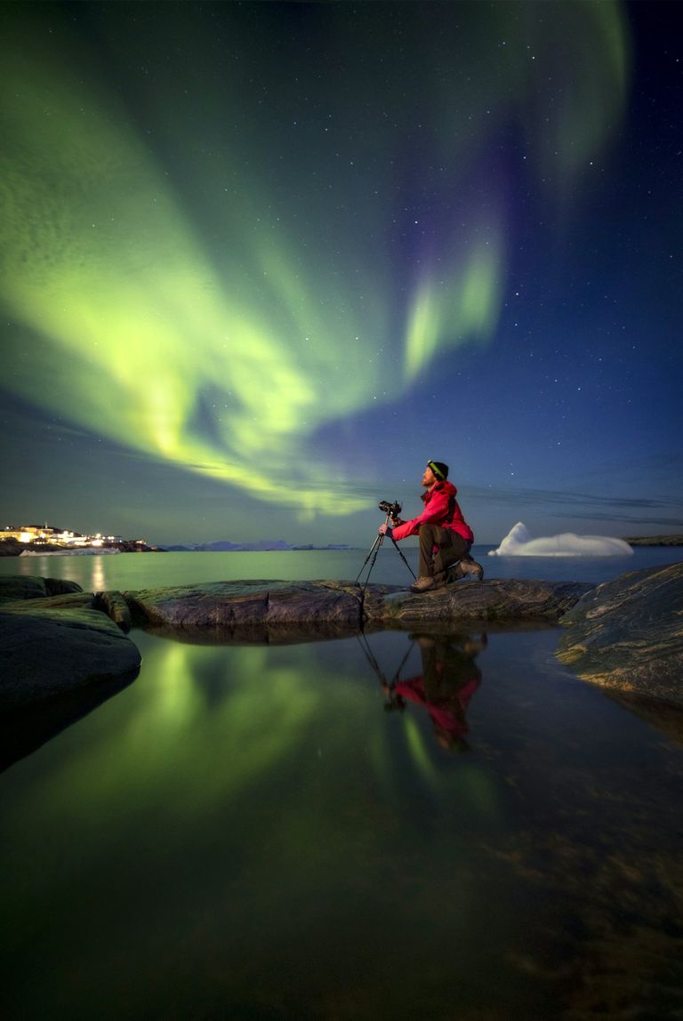 Fotograaf Paul Zizka jäädvustamas Gröönimaal virmalisi