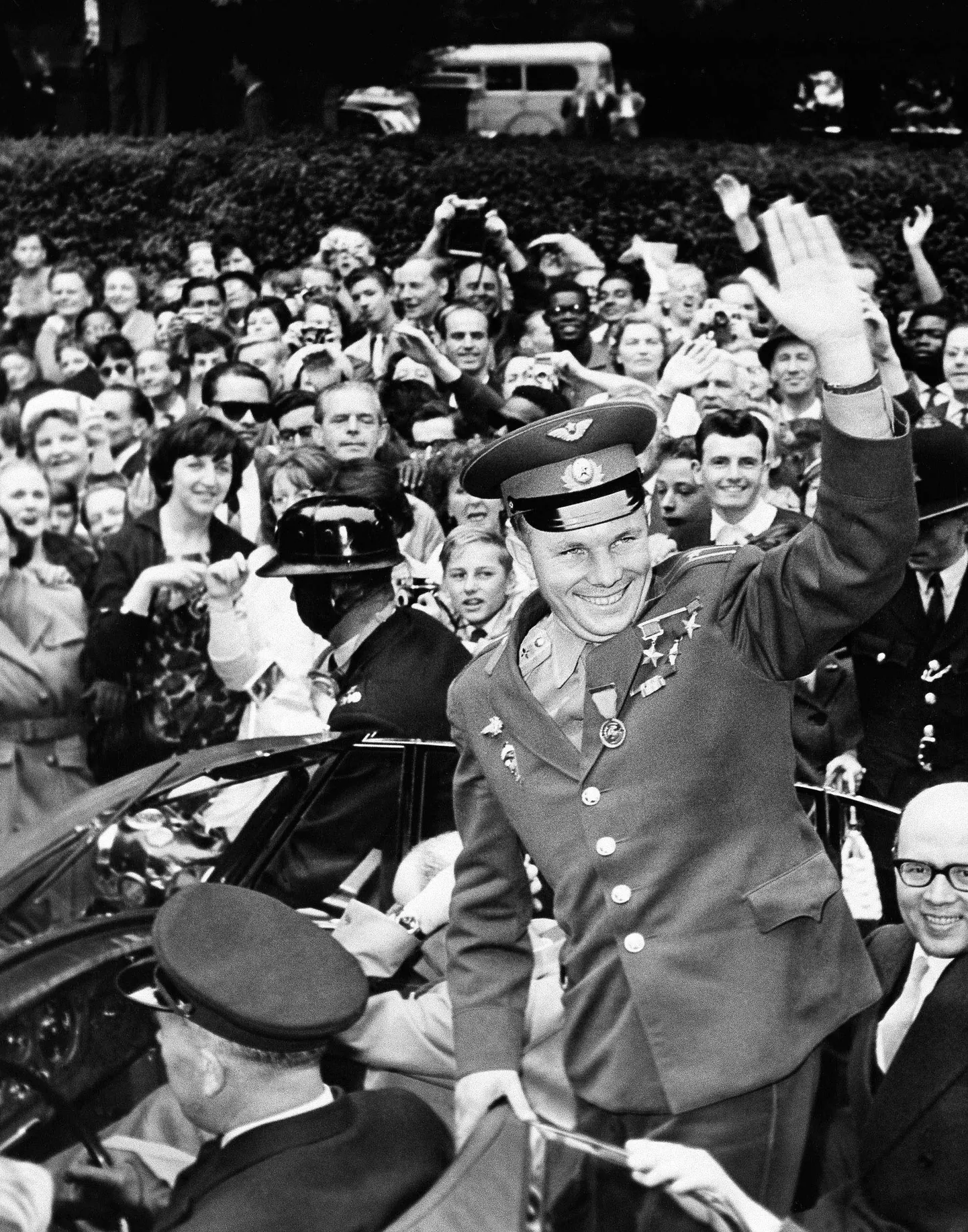 Kosmonaut Juri Gagarin 1961. aastal Londonis Vene saatkonna ees.