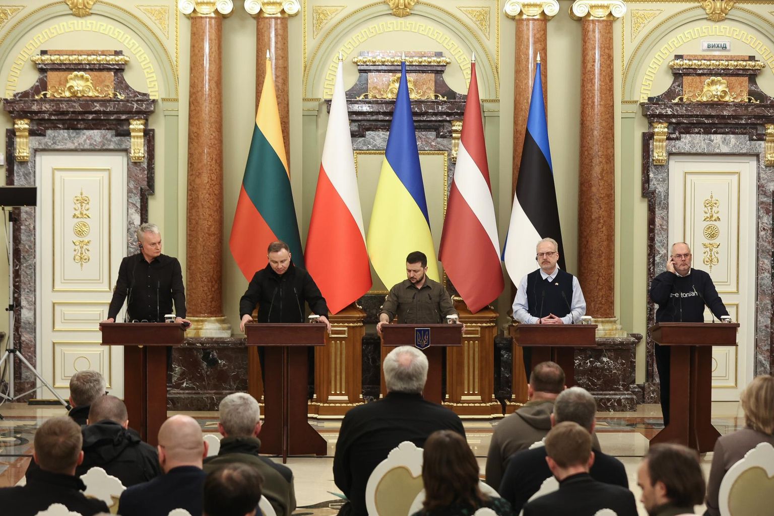 President Alar Karis koos teiste Balti riikide ning Poola ja Ukraina presidentidega pressikonverentsil Kiievis. 