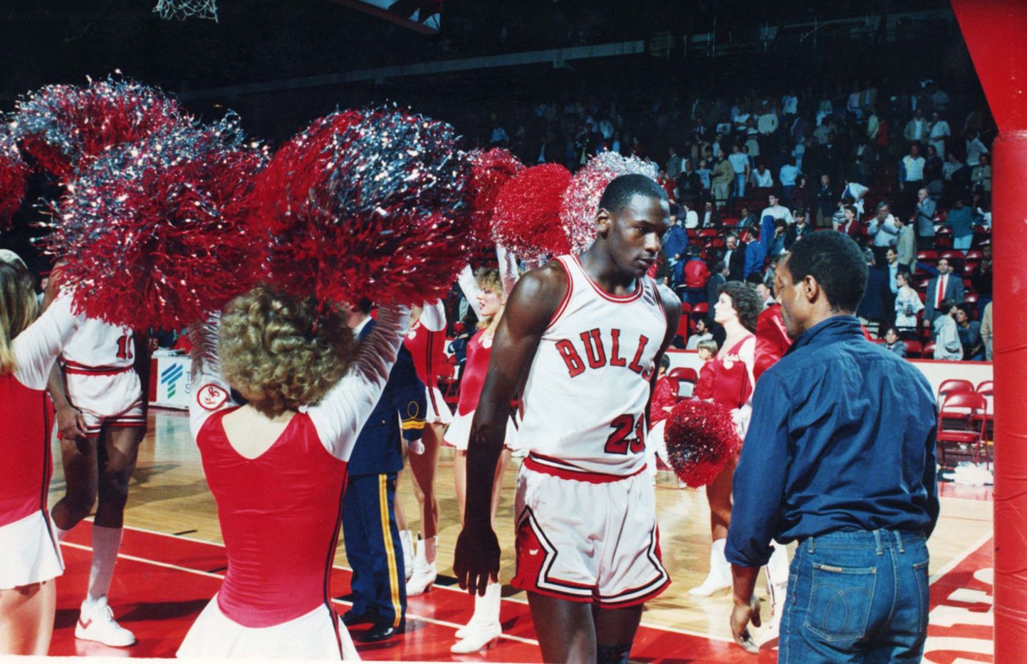 Korvpalluritee algus: Michael Jordan 1985. aastal Chicago Bullsi ridades.
