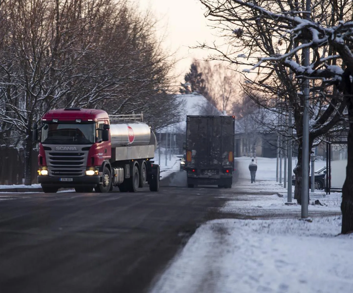 Korralik kergliiklustee on praegu vaid Raua tänava Paalalinna-poolses osas. Ülejäänud tänaval peavad jalakäijad ja ratturid autodega sõiduteed jagades eluga riskima.