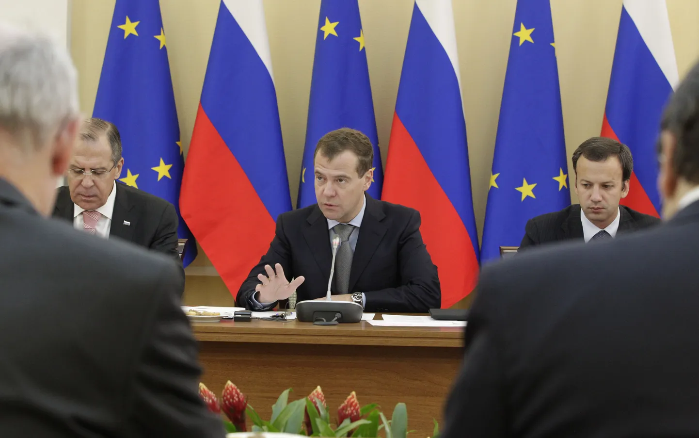Nižni Novgorodi aset leidnud Venemaa ja ELi kohtumisel istuvad (vasakult) Vene välisminister Sergei Lavrov, president Dmitri Medvedev ja riigipea nõunik Arkadi Dvorkovitš.