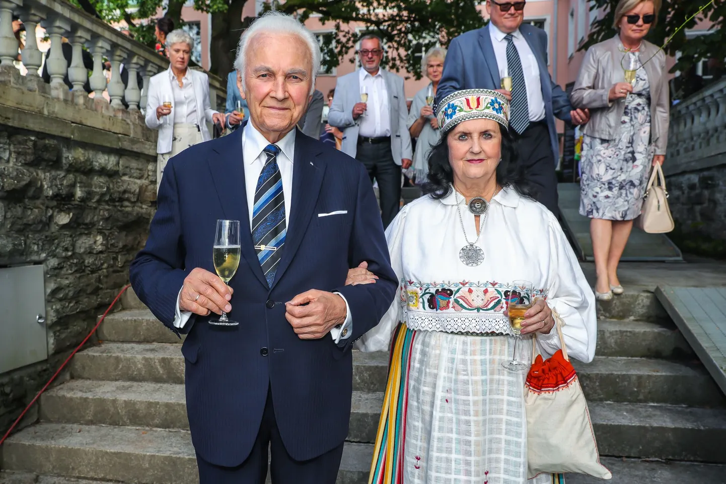 Presidendi vastuvõtt roosiaias.
Arnold ja Ingrid Rüütel