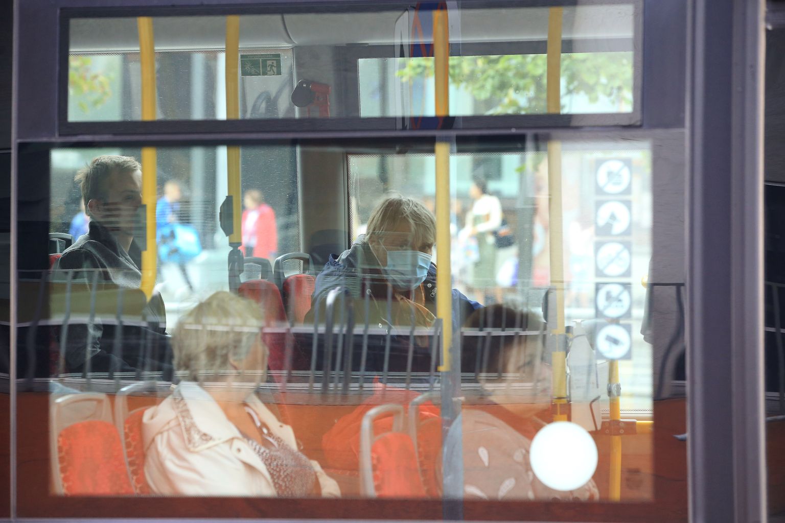 Reisijad linnaliinibussis. Pilt on illustratiivne.