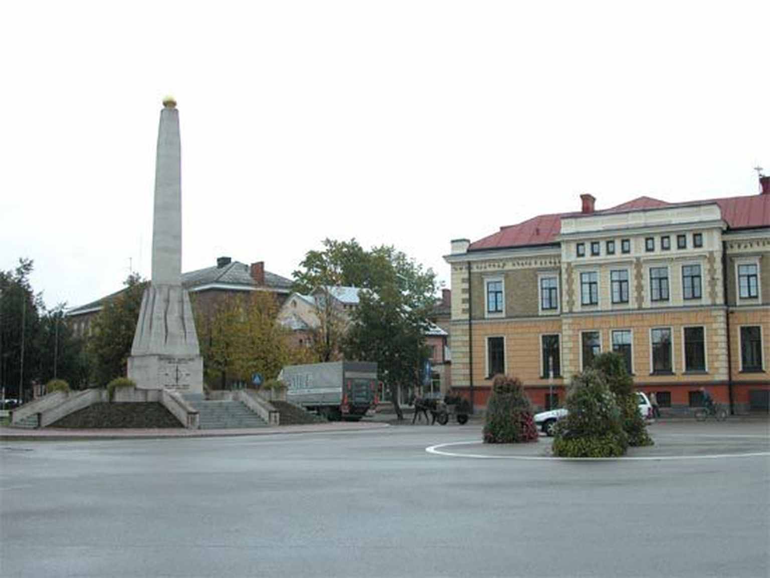 Võnnu lahingu monument Cēsise keskväljakul.