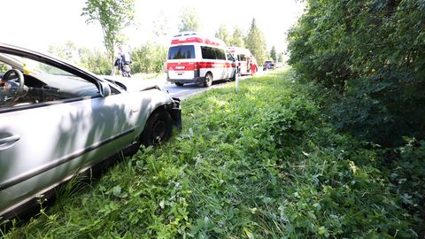 FOTOD ⟩ Roosna-Alliku lähedal sõitis auto teelt välja