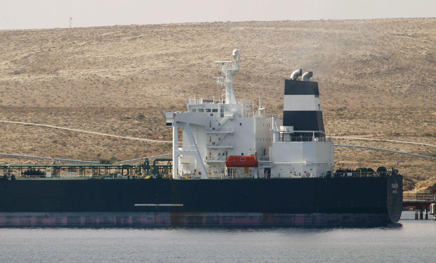 Kreeka tanker Tobruki naftasadamas.