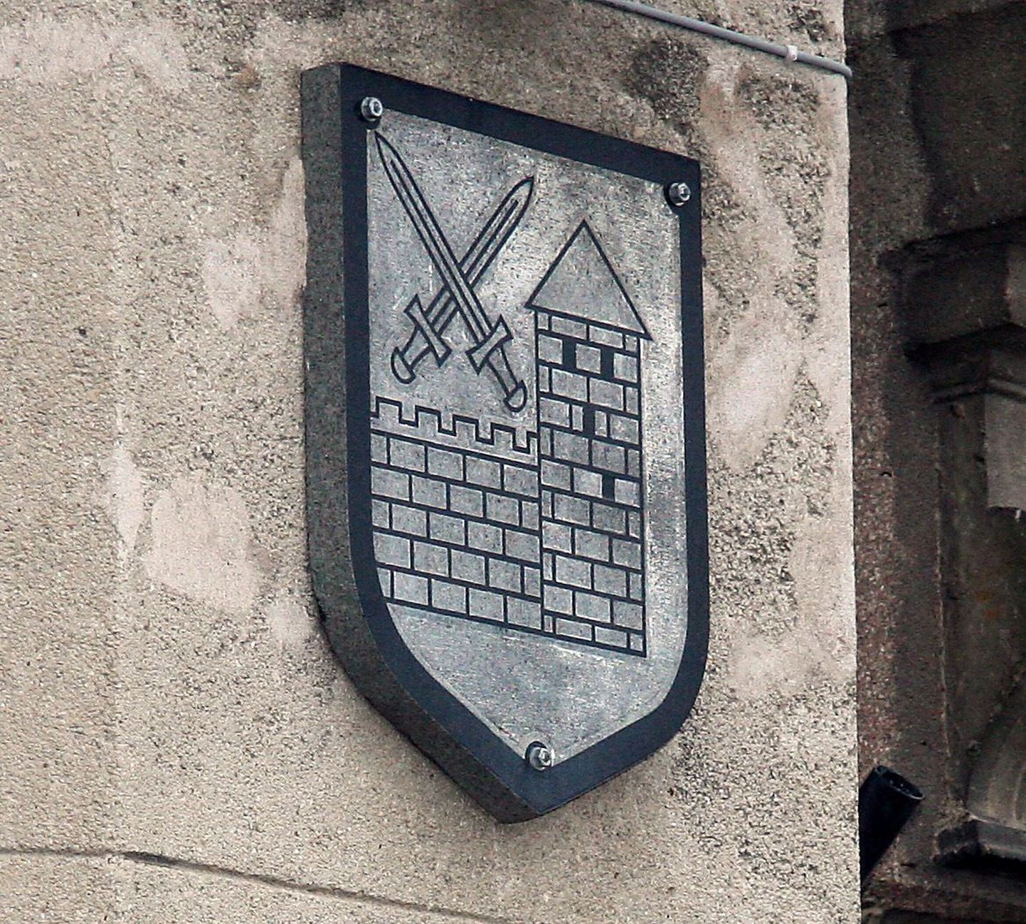 Герб Ида-Вирумаа на здании бывшего уездного управления.