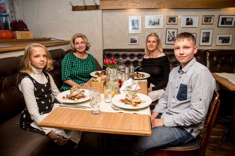 Довольные гости ресторана Rae. Слева направо: Даша Ионина, Наталья Ионина, подруга Наташи - Ольга и Дима Ионин. Фото: