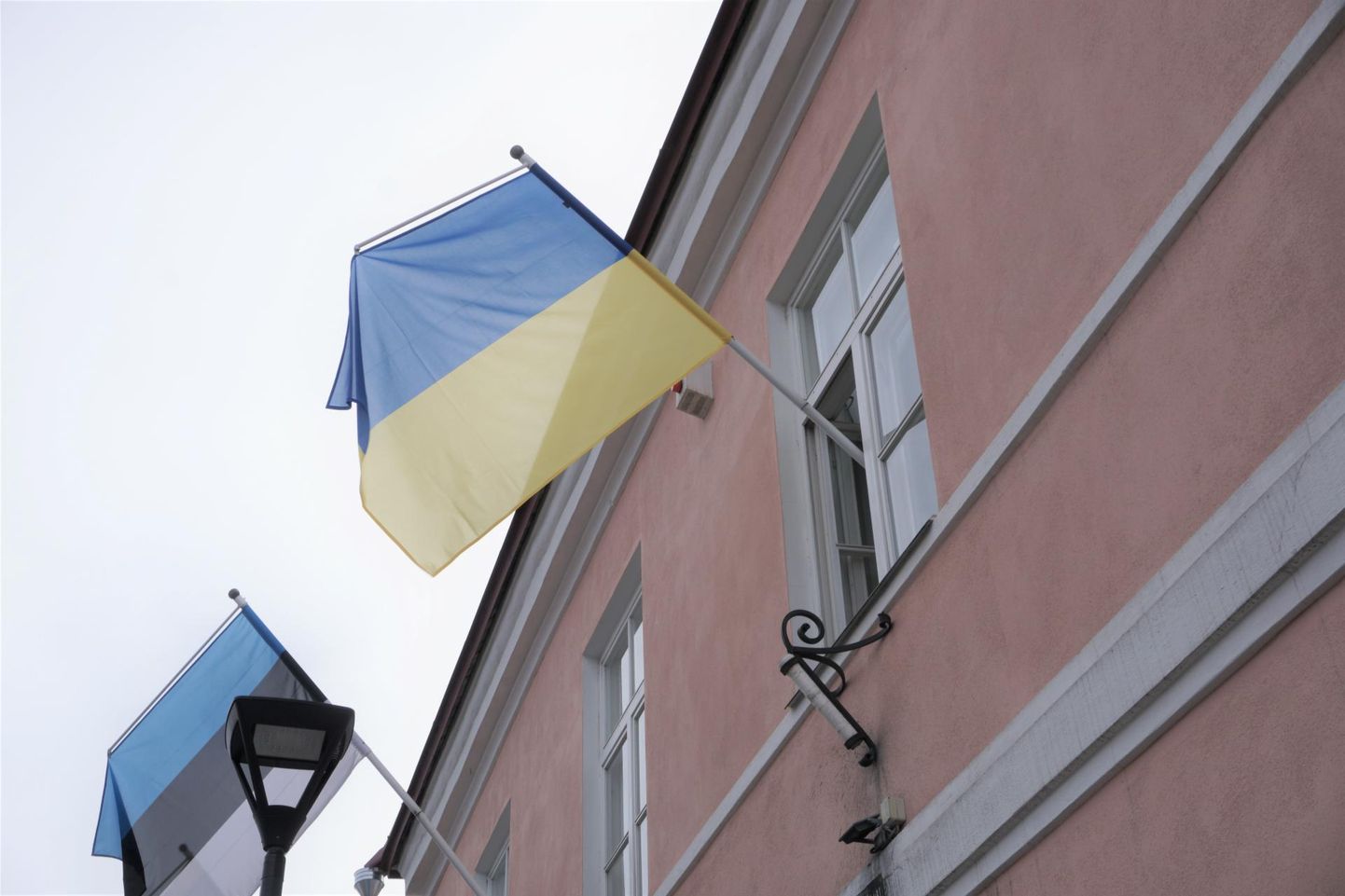 Viljandi vallamaja heiskas teisipäeval Ukraina lipu.