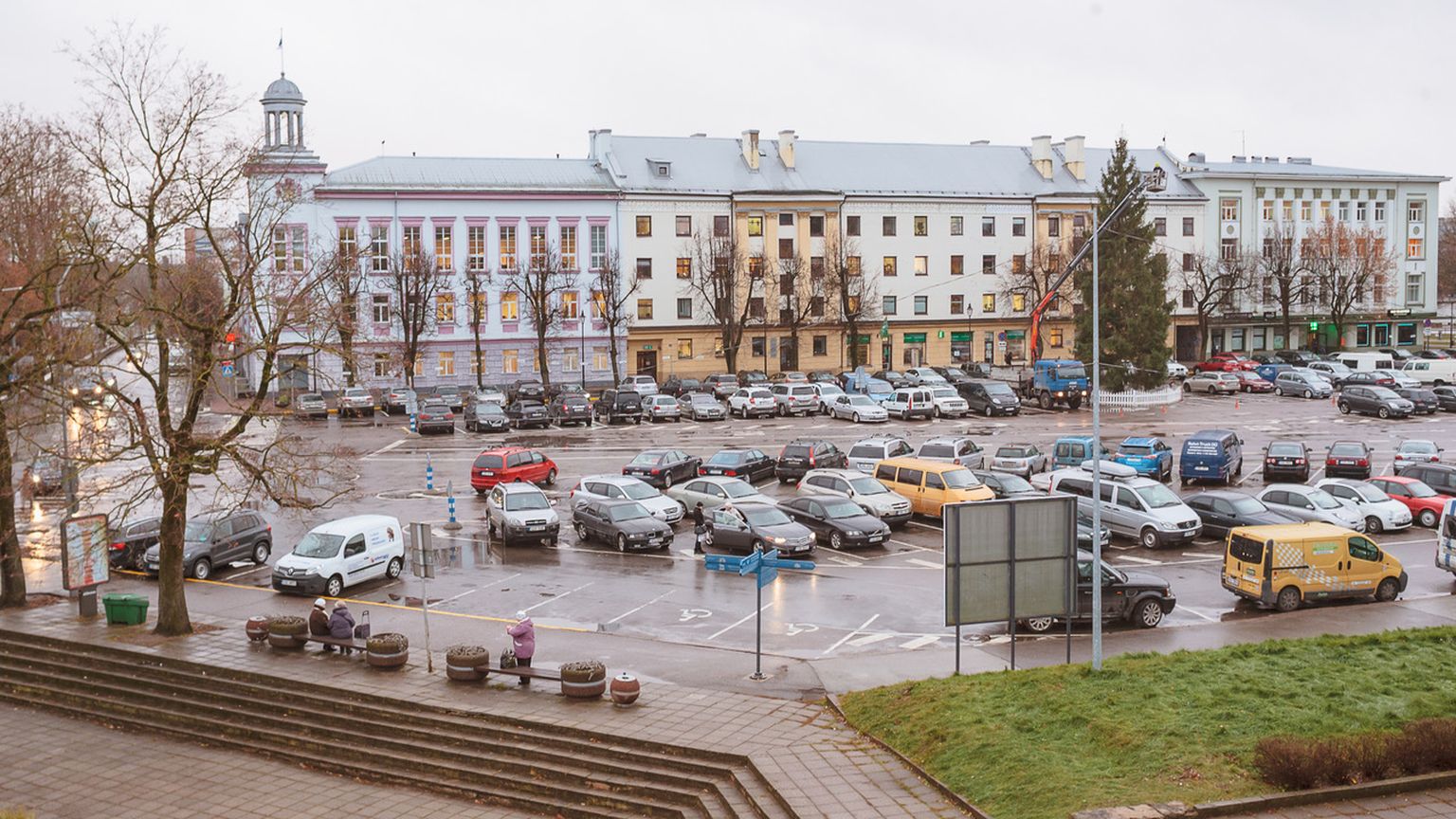 Петровская площадь Нарвы представляет собой пока бесплатную автопарковку перед зданиями местной власти и Нарвским шоссейным погранпунктом.