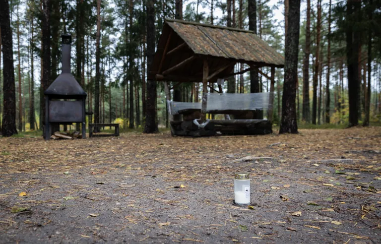 Kaberneeme lõkkekohta oli õnnetusejärgsel päeval toodud ka üks leinaküünal.