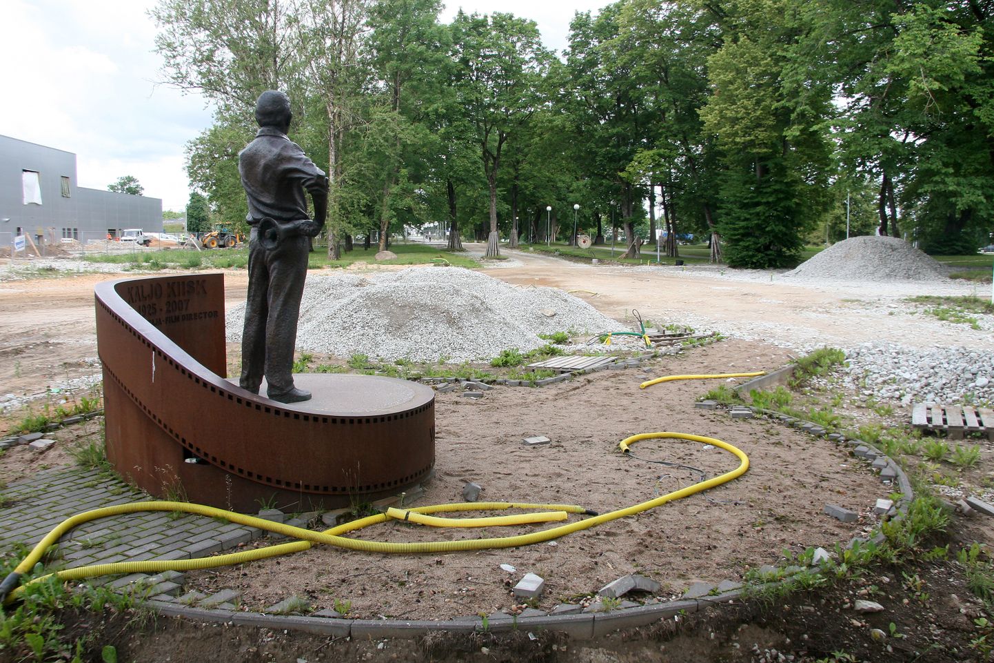 Памятник кинорежиссеру, уроженцу Ида-Вирумаа Кальё Кийску был свидетелем того, как на стройплощадке проекта продолжения променада, который начался прошлой осенью, более чем на полгода воцарилась тишина.