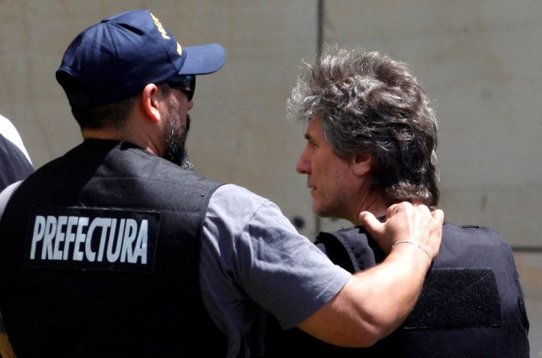 Argentina ametivõimud Amado Boudoud vahi alla võtmas. 