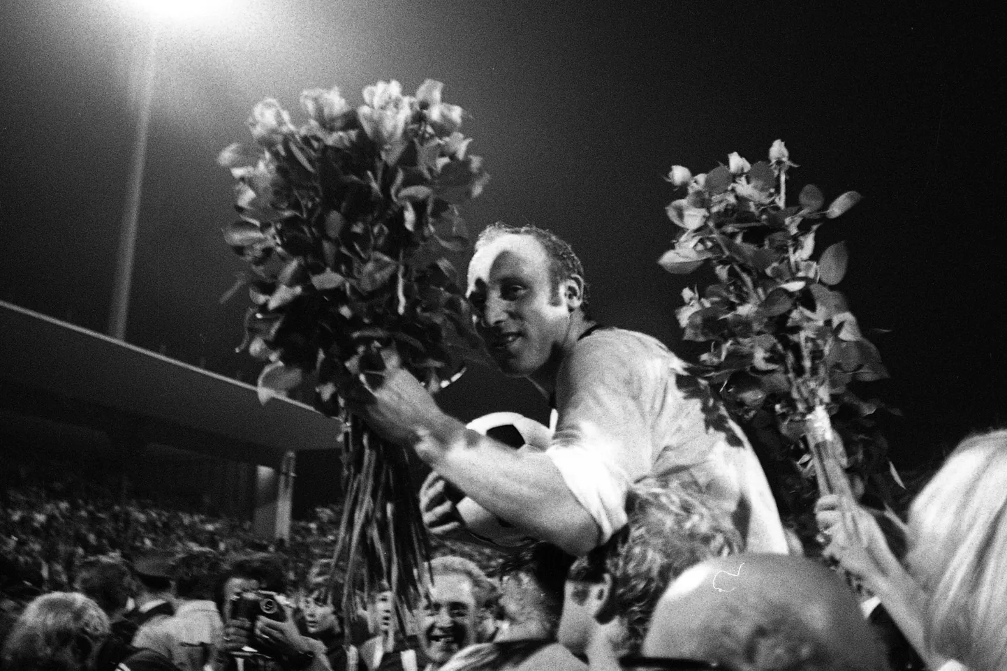 Uwe Seeleri tiimikaaslased teda õlgadel kandmas pärast mehe viimast koondisemängu aastal 1970.