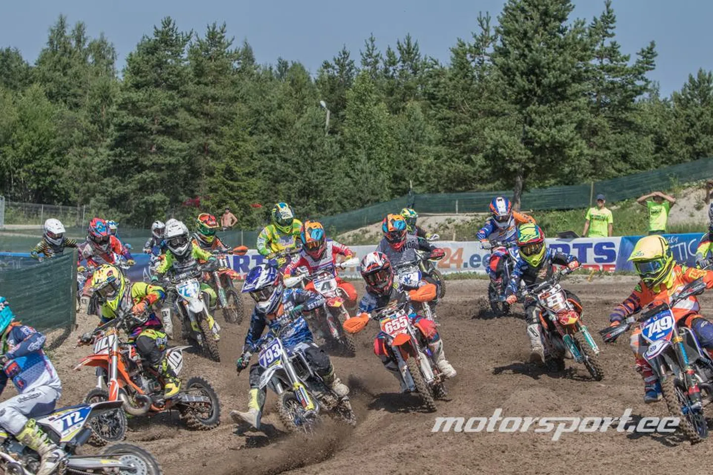 Noored motosportlased sööstavad krossirajale.
