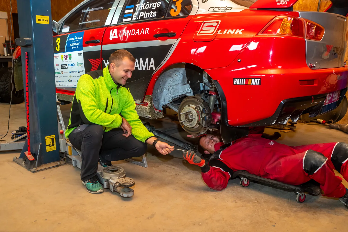 TÖÖJAOTUS: Karl Lepp auto all, Timmu Kõrge võtmeid kätte andmas.