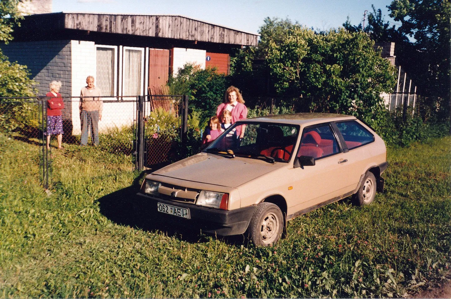 Laitse suvilapiirkond (nüüdne Kaasiku
küla). Tagaplaanil on teine tolleaegne
suur unistus auto kõrval – suvila.