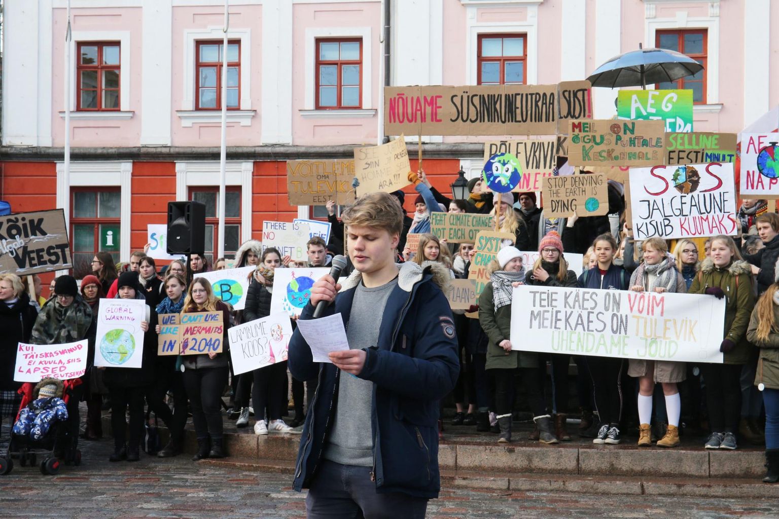 Üle maailma on kooliõpilased tulnud tänavatele, et protesteerida võimude passiivsuse vastu kliimamuutuste ohjeldamisel. Pildil on Tartu noorte meeleavaldus raeplatsil.