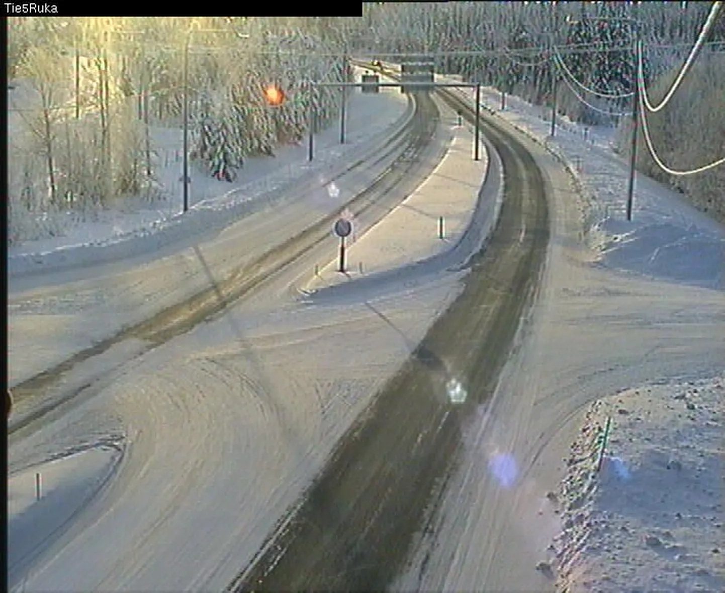 Maanteekaamerast saadud pilt Kuusamos, kus täna kell 11.53 oli külma 31 kraadi.