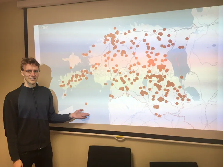 Kampaania eestvedaja, Keskkonnaagentuuri eluslooduse osakonna juhtivspetsialist Reigo Roasto näitamas, kus registreeritud vaatlused toimusid