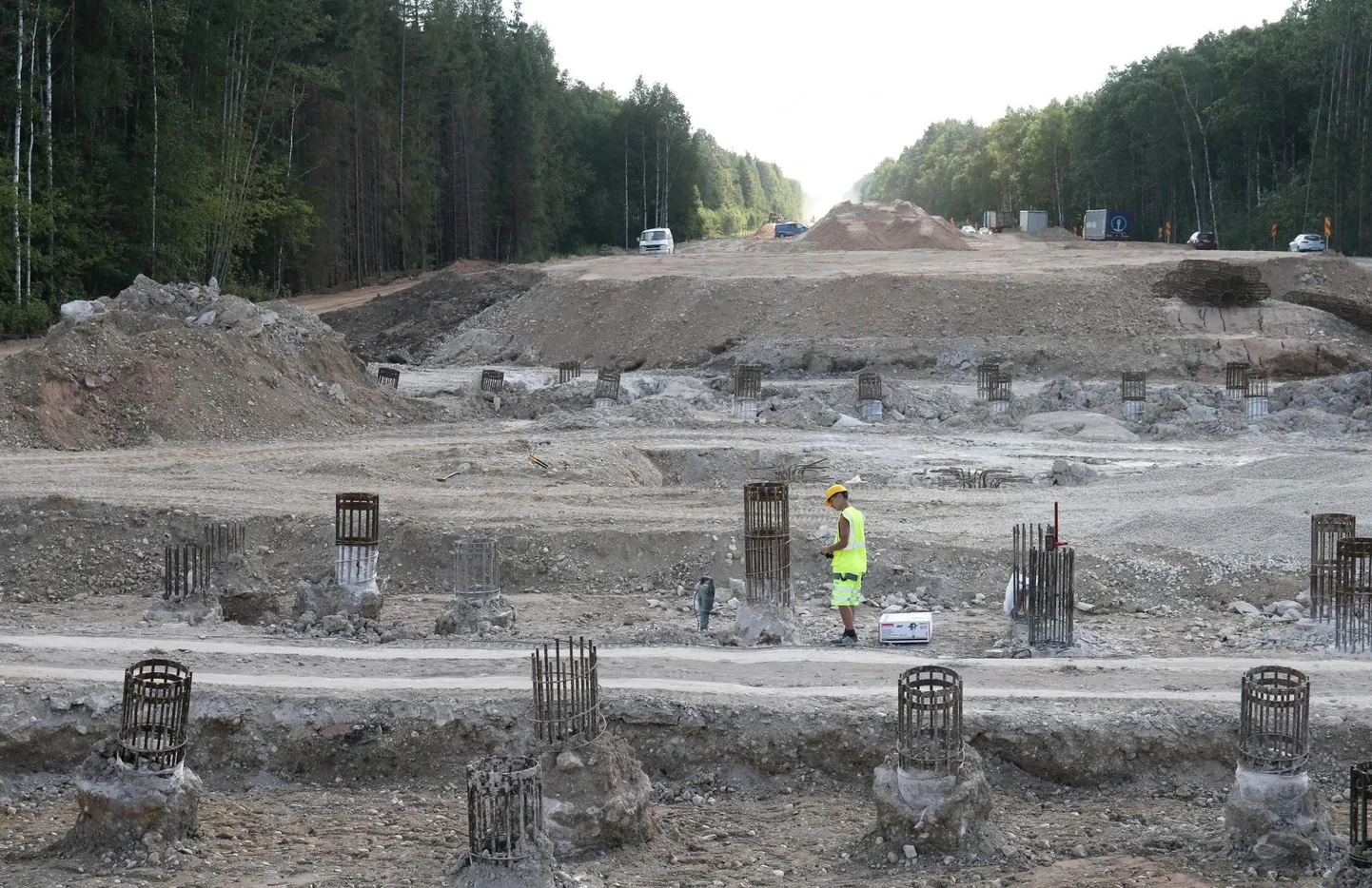 Kärevere-Kardla neljarajalisele teelõigule tulevad ulukisildade asemel tunnelid, sest nii jääb teeäärne mets puutumata. Tunnelite toestuseks on kuni 11 meetri sügavusele rammitud betoonvaiad, mille otsi on objektil praegu veel näha. Ka tee kerkib kohati kuni viis meetrit kõrgemaks.