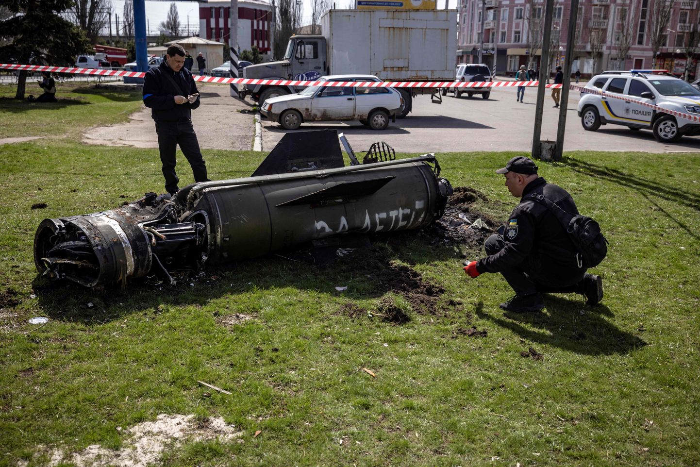 Ukraina politsei uurib 8. aprillil Kramatorskit tabanud raketti, millel on kirjas «за детей», mis tähendab «laste eest»