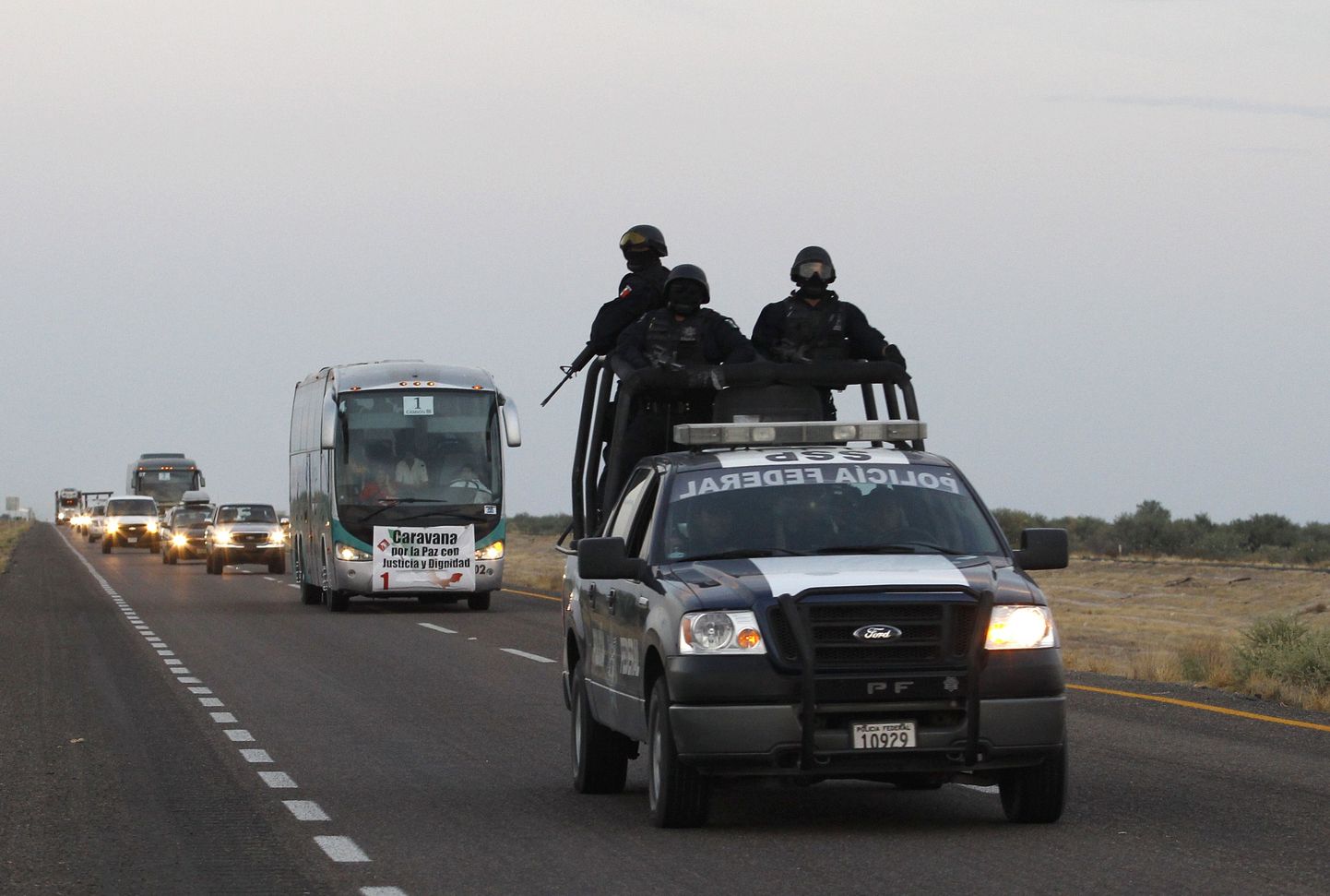 Mehhiko politsei üleeile eskortimas narkosõja-vastast rahukaravani.