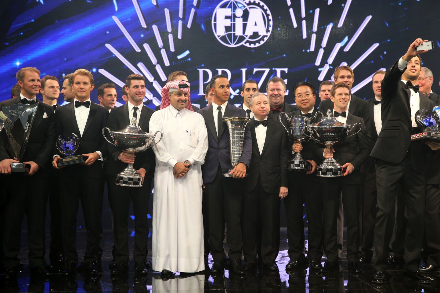 Nasser bin Khalifa al-Attiyah (keskel valges) eestvedamisel võib Katar saada ka vormel-1 etapi korraldusõiguse