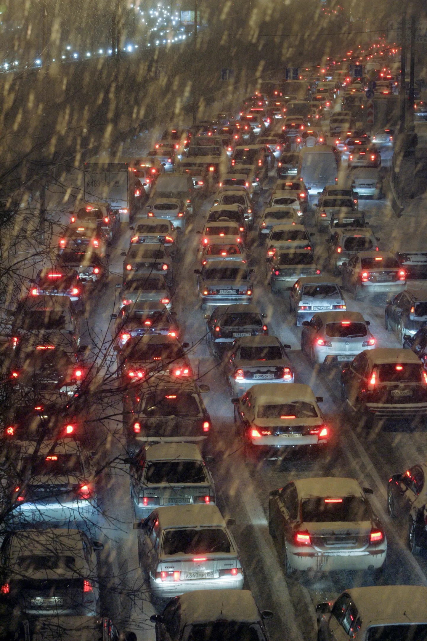 Autode read läbi lumesaju Moskva lähistel