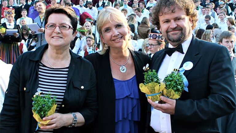 Ar dzejnieci Māru Zālīti un diriģentu Mārtiņu Klišānu pēc koncerta Saldū 