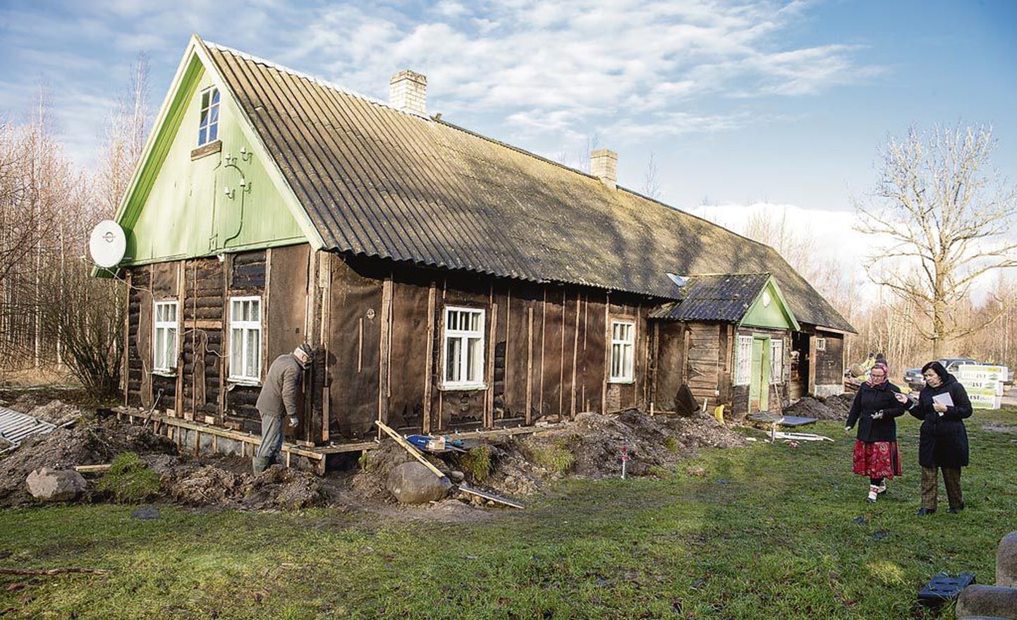 Kihnus Rootsikülas on käsil “EV 100” juubelikingituse valmistamine – Metsamaa talumaja remont.