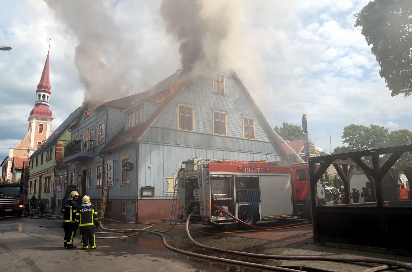 Reedel, 31. mail põles Pärnus Kuninga tänaval ajalooline puithoone. Päästjad olid samas majas ametis laupäevalgi.