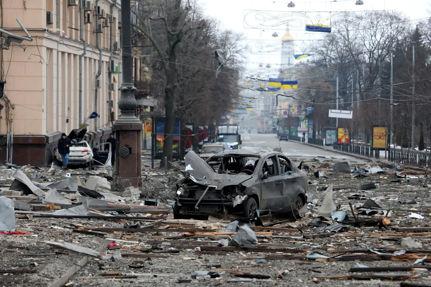 Harkivist pärit Mykhailo Dorokhovil on raske vaadata, kuidas tänav, millel ta on sageli jalutanud, on nüüd rusudes. Harkivi Vabaduse väljakut rünnati teisipäeval, 1. märtsil. Puutumata ei jäänud ka selle ümbrus.