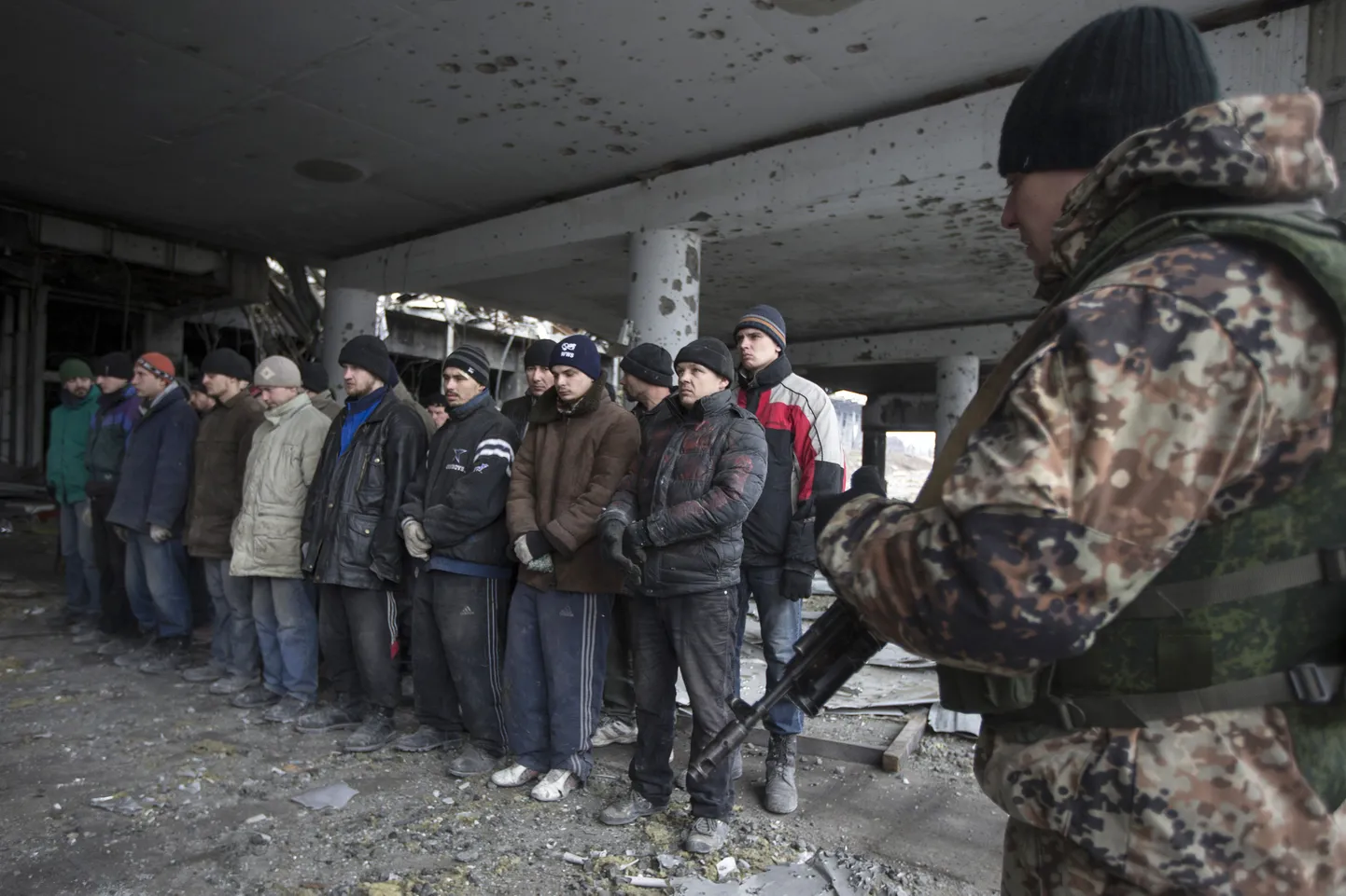 Donetski separatist Ukraina armee ridadest pärit sõjavange valvamas.