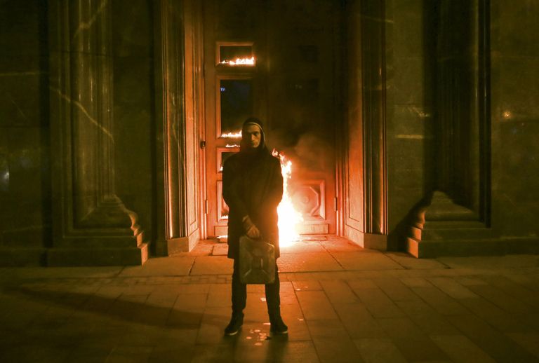 Protestiaktsioon «Oht», mille käigus süütas Pavlenski 2015. aasta novembris Moskvas FSB peakorteri ukse. Foto: REUTERS/Nigina Beroeva/Scanpix
