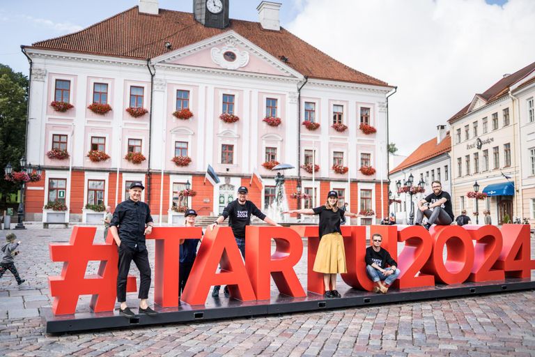 Raekoja platsil asuv Tartu 2024 maamärk koos Tartu 2024 meeskonnaga.