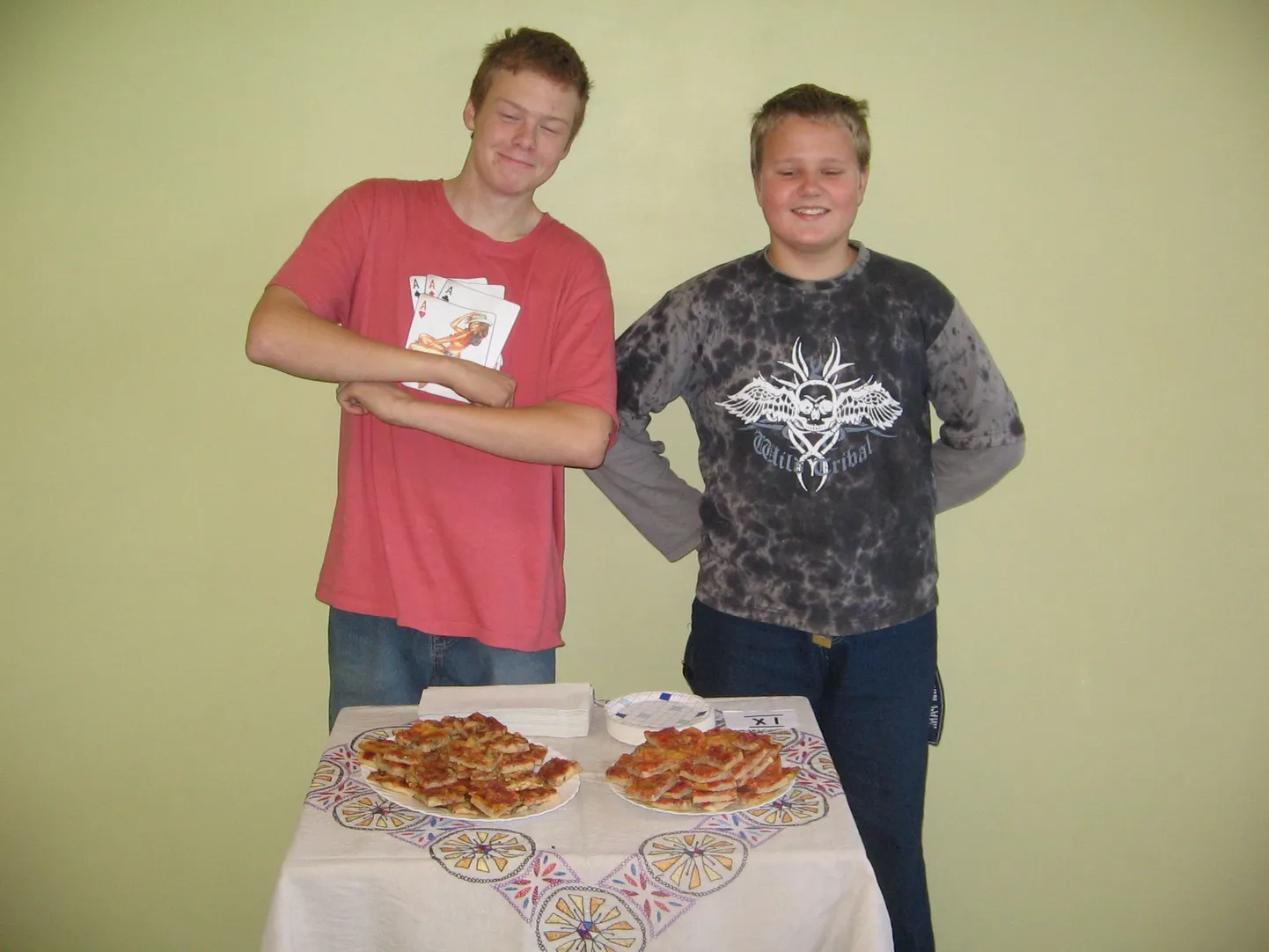 Mullu pakkusid 9. klassi noormehed Kristo ja Mihkel Mihkli küpsetatud seenepirukat.