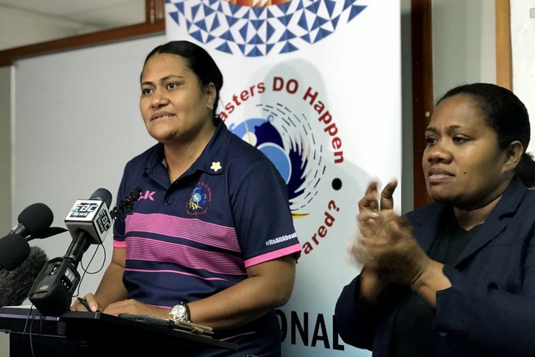 Fidži katastroofikeskuse juht Vasiti Soko (vasakul) 16. detsembril Suvas pressikonverentsil.