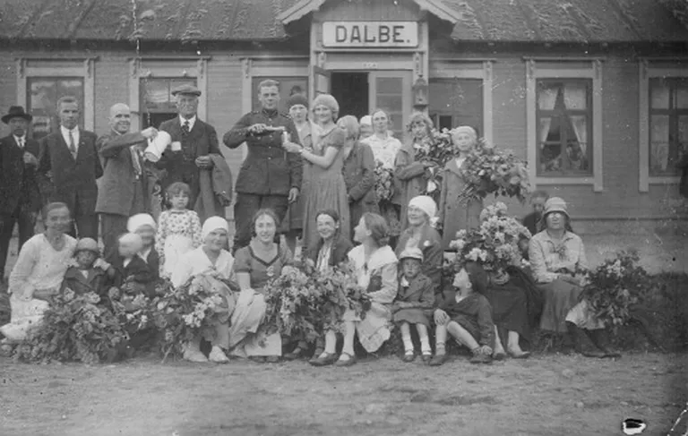 Jautra kompānija Dalbes dzelzceļa stacijā 20. gs. 20.-30. gados 