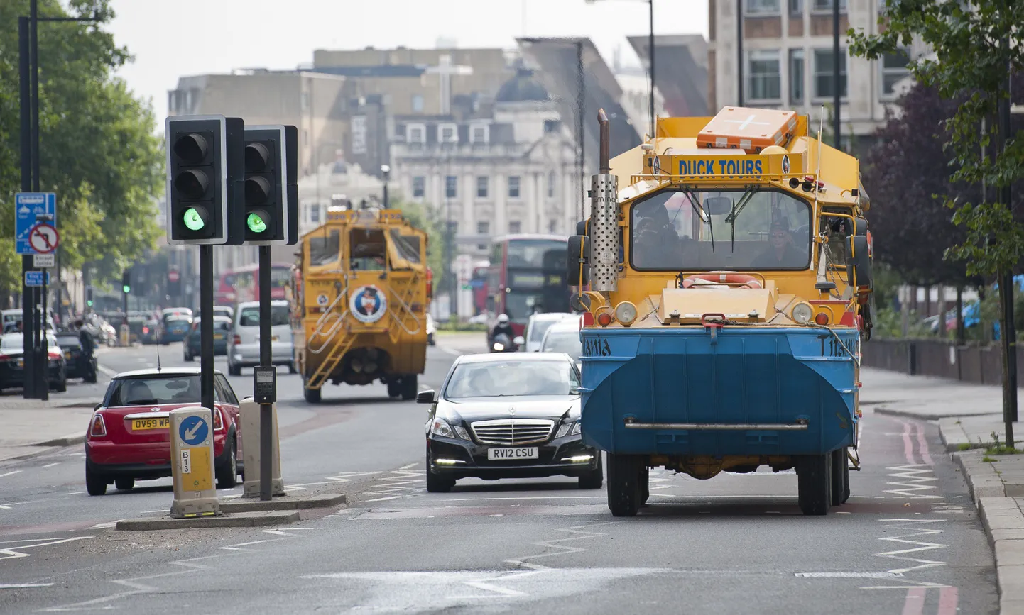 Firmale London Duck Tours kuuluvad kollased 6-rattalised amfiiblaevad Kesk-Londonis.