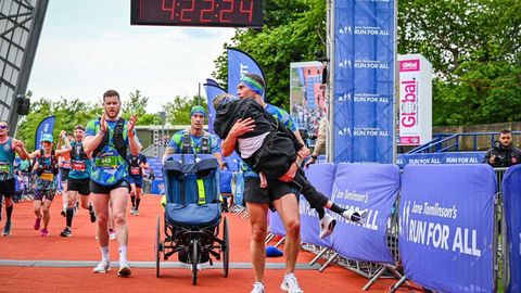 VIDEO ⟩ Endine tippsportlane kandis rasket haigust põdeva tiimikaaslase kätel maratoni finišisse