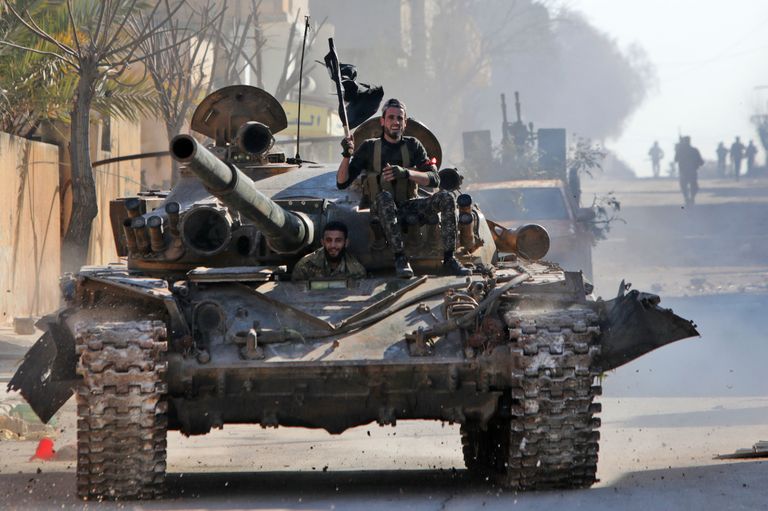 Türgi toetatud Süüria mässulised tankiga Idlibi provintsis