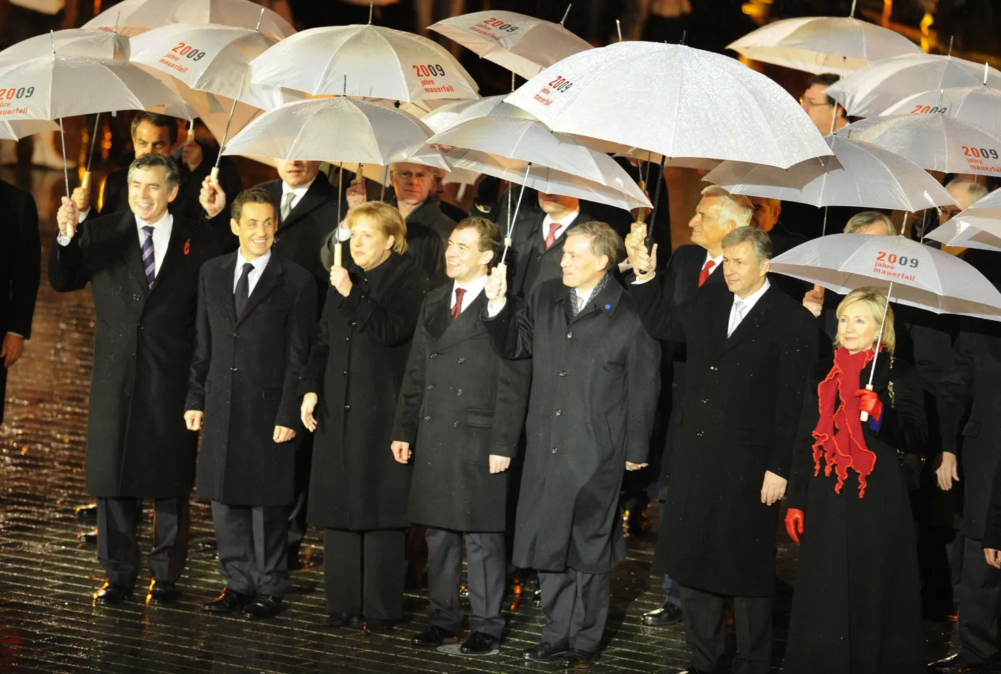 Vihmavarjude alla pidud varjuma nii riikide liidrid, Saksa tipp-poliitikud kui teised kõrged külalised.