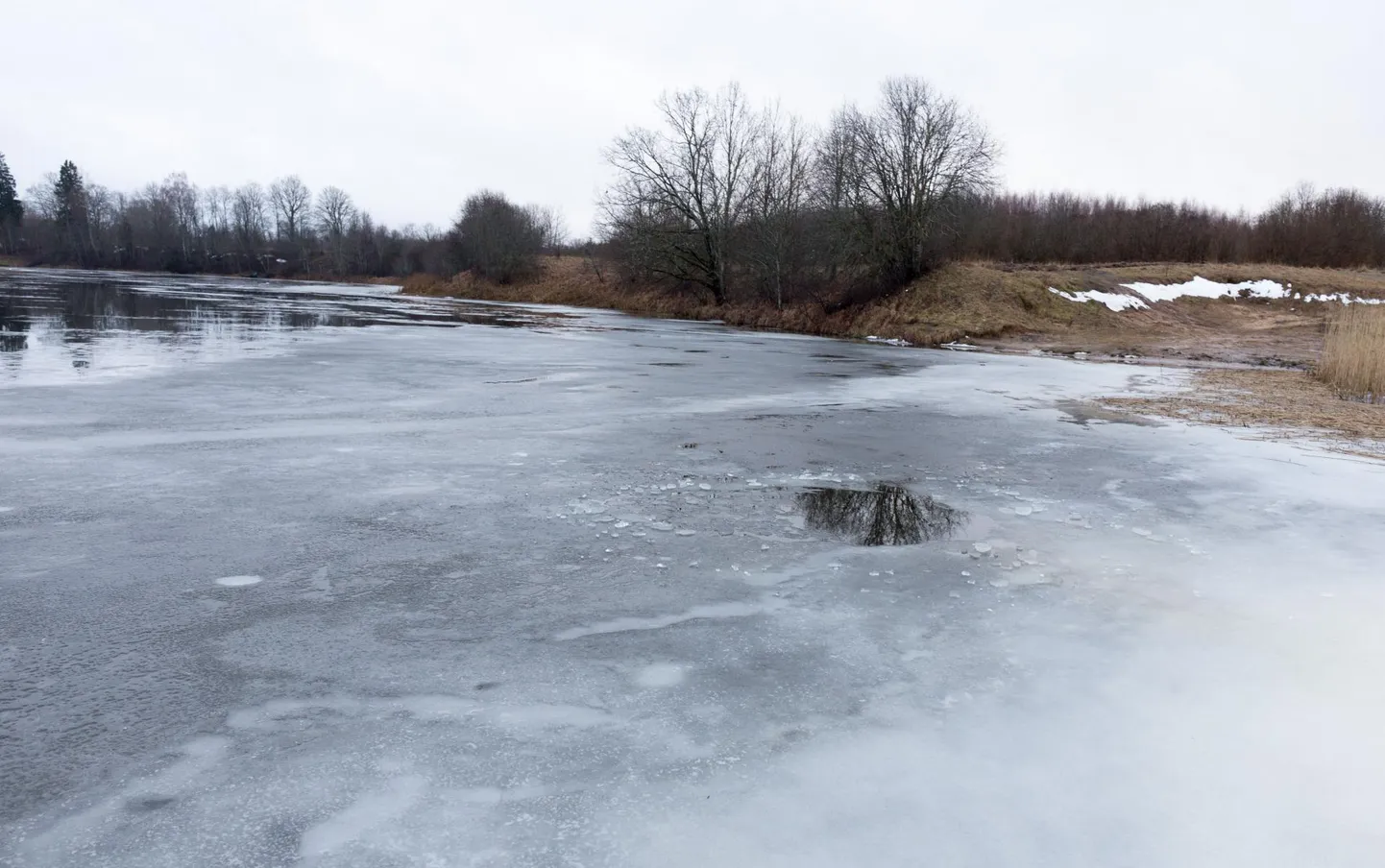 Kui kusagil Eestis ka veekogudel jääd leidub, on see ülimalt õhuke ja sellele minek eluohtlik. Foto on illustratiivne.