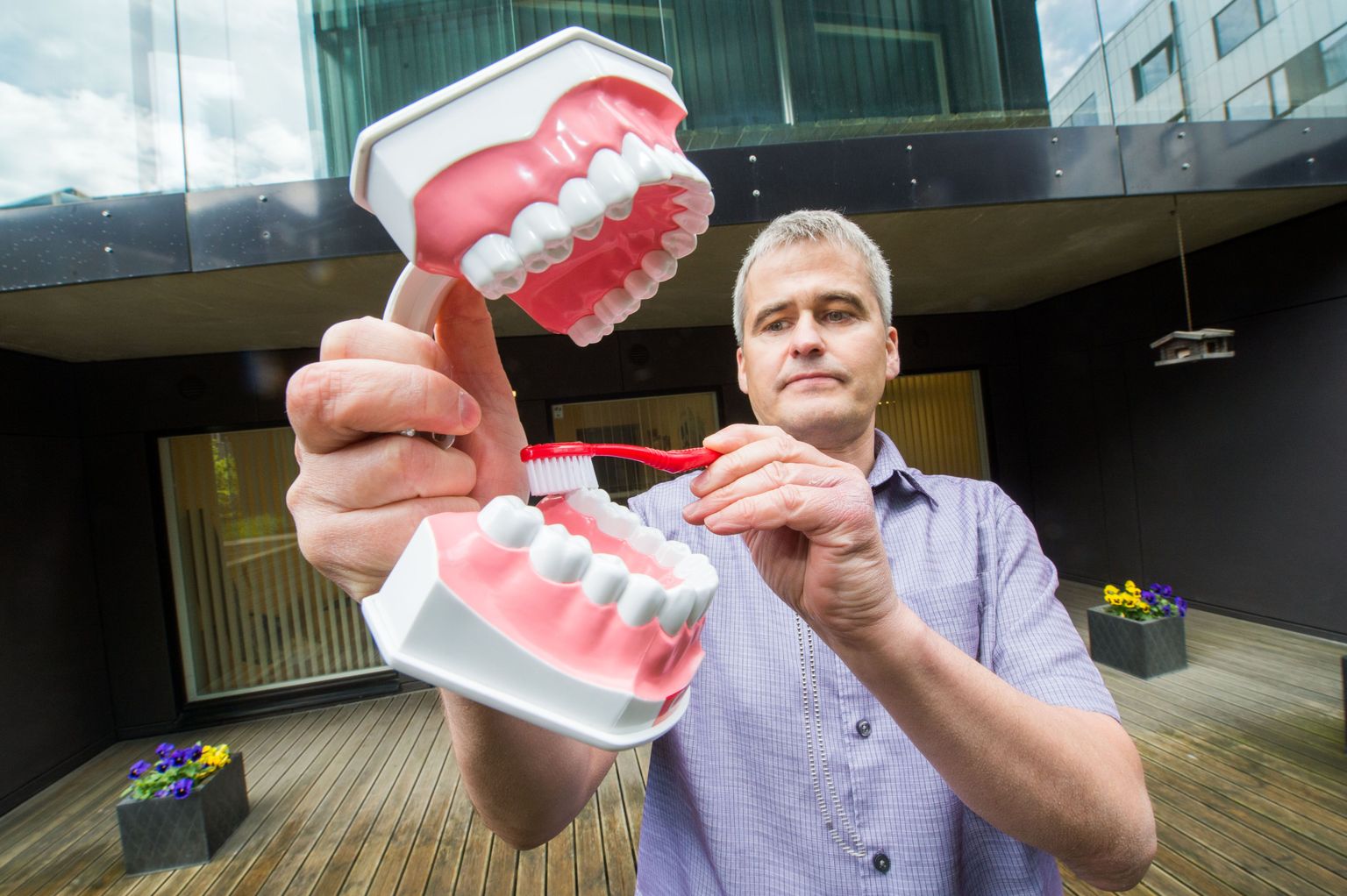 Hambaarstide liidu juht Marek Vink ütles, et laste hambaraviteenuse hinna allasurumine on lühinägelik ja halvendab hambaravi kättesaadavust.