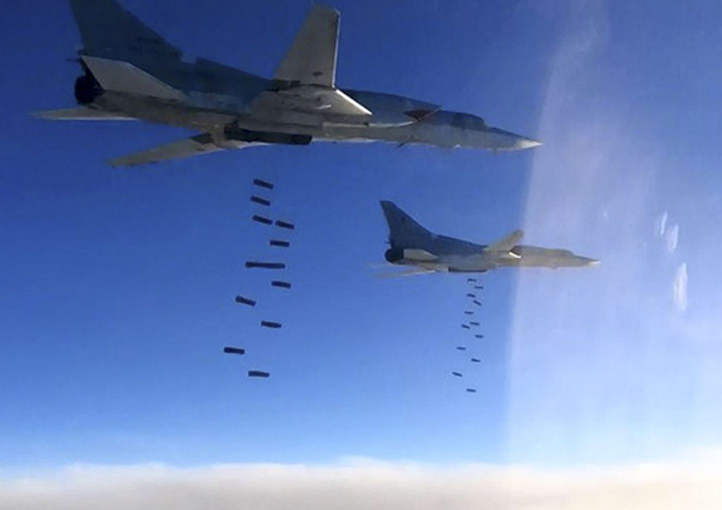 Venemaa kaitseministeeriumi pressiteenistuse edastatud foto pommitajatest Tu-22M3 ründamas Islamiriigi sihtmärke Süürias.