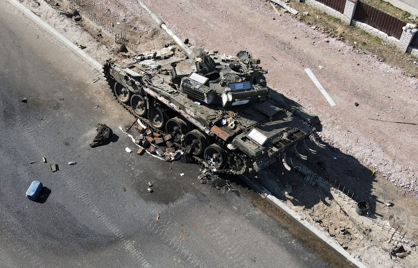 Ukrainlaste poolt hävitatud vene tank Kiievist põhja jääval alal 20. märtsil 2022