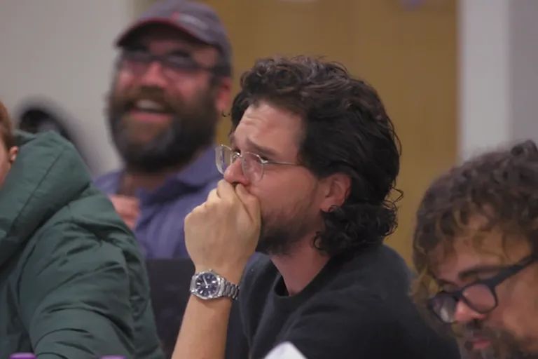 Kit Harington kaheksanda hooaja stsenaariumit lugemisel. Tal tulid pisarad silma, kui ta sai teada, et ta tegelane Jon Snow tapab Daenery Targaryeni (Emilia Clarke)